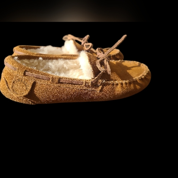 Fireside By Dearfoams Tan Suede Moccasin Slippers Womens Size 6 - Picture 2 of 5